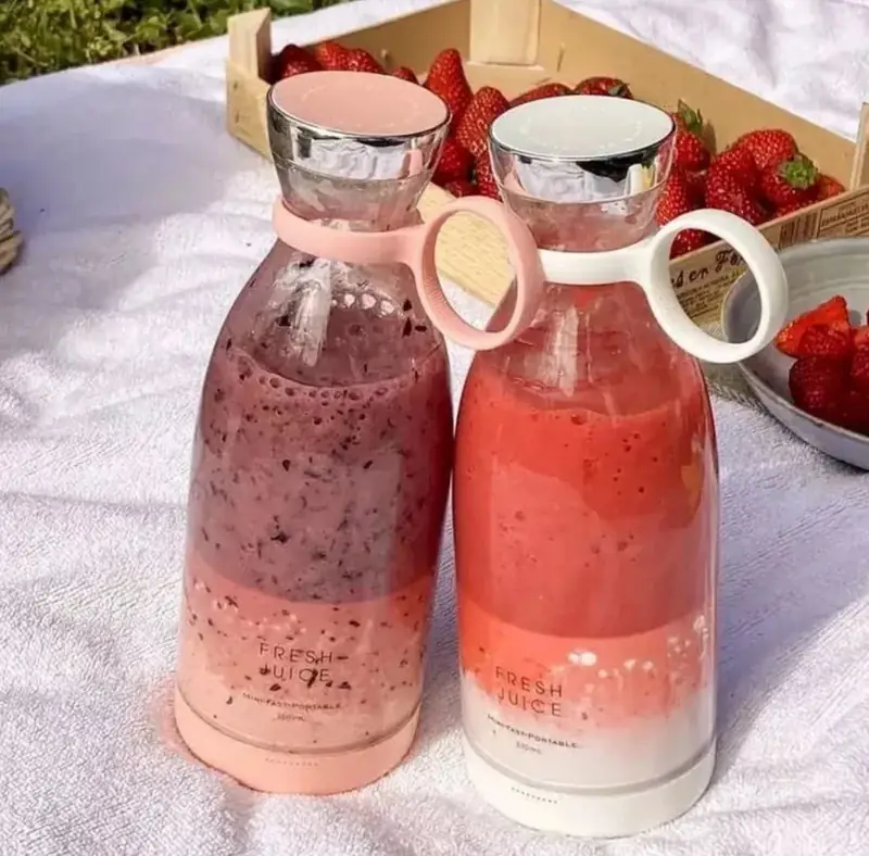 Mini batidora portátil con smoothie de fresa